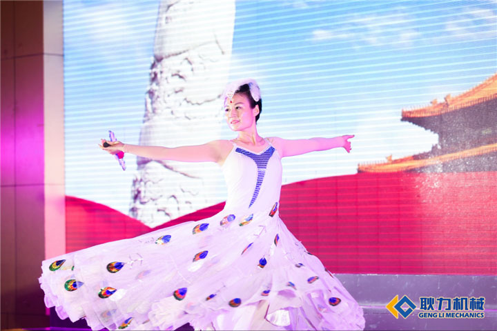 柔力球表演.jpg 柔力球表演.jpg